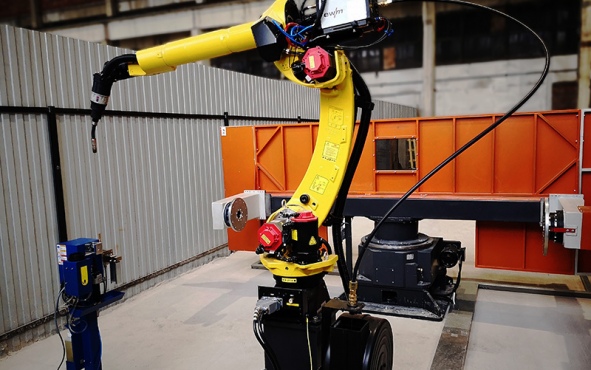 Universalus suvirinimo robotas